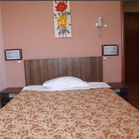 Hotel Plaisir Ploieşti Esterno foto