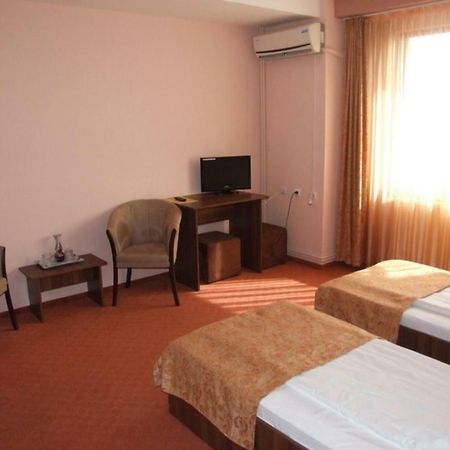 Hotel Plaisir Ploieşti Esterno foto