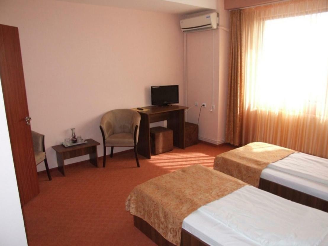 Hotel Plaisir Ploieşti Esterno foto