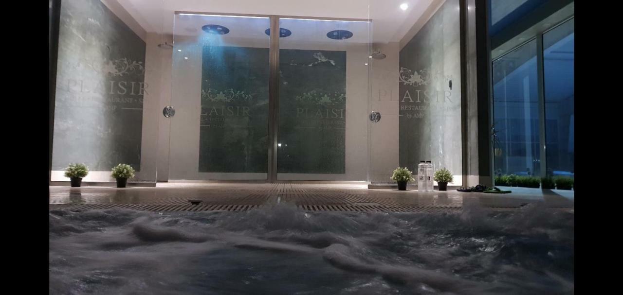 Hotel Plaisir Ploieşti Esterno foto